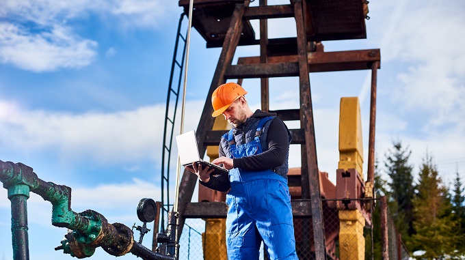 How do oil field valves contribute to the efficiency and safety of oil extraction and refining processes in Dubai?